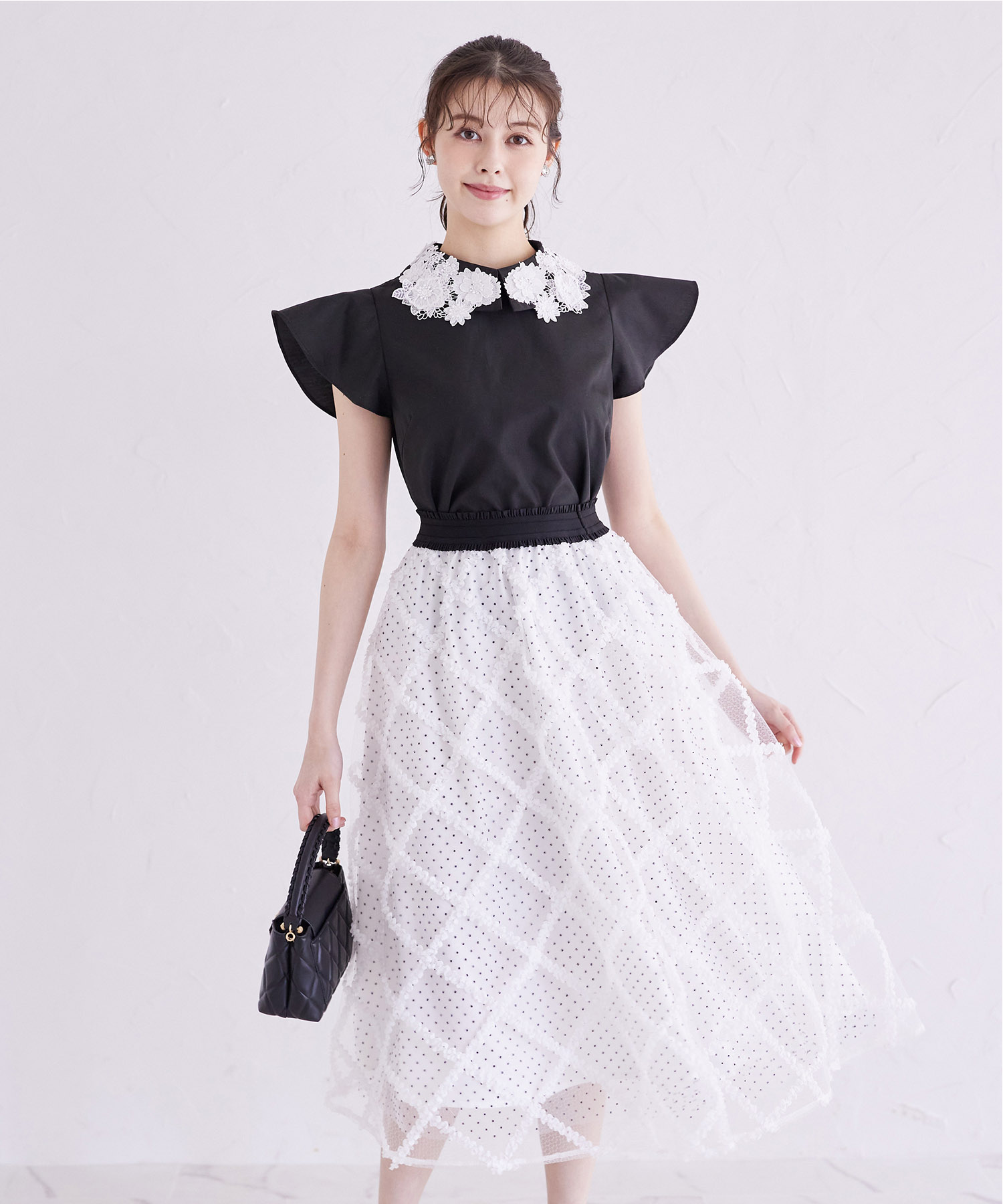 フラワーモチーフ襟付き綿混ブラウス