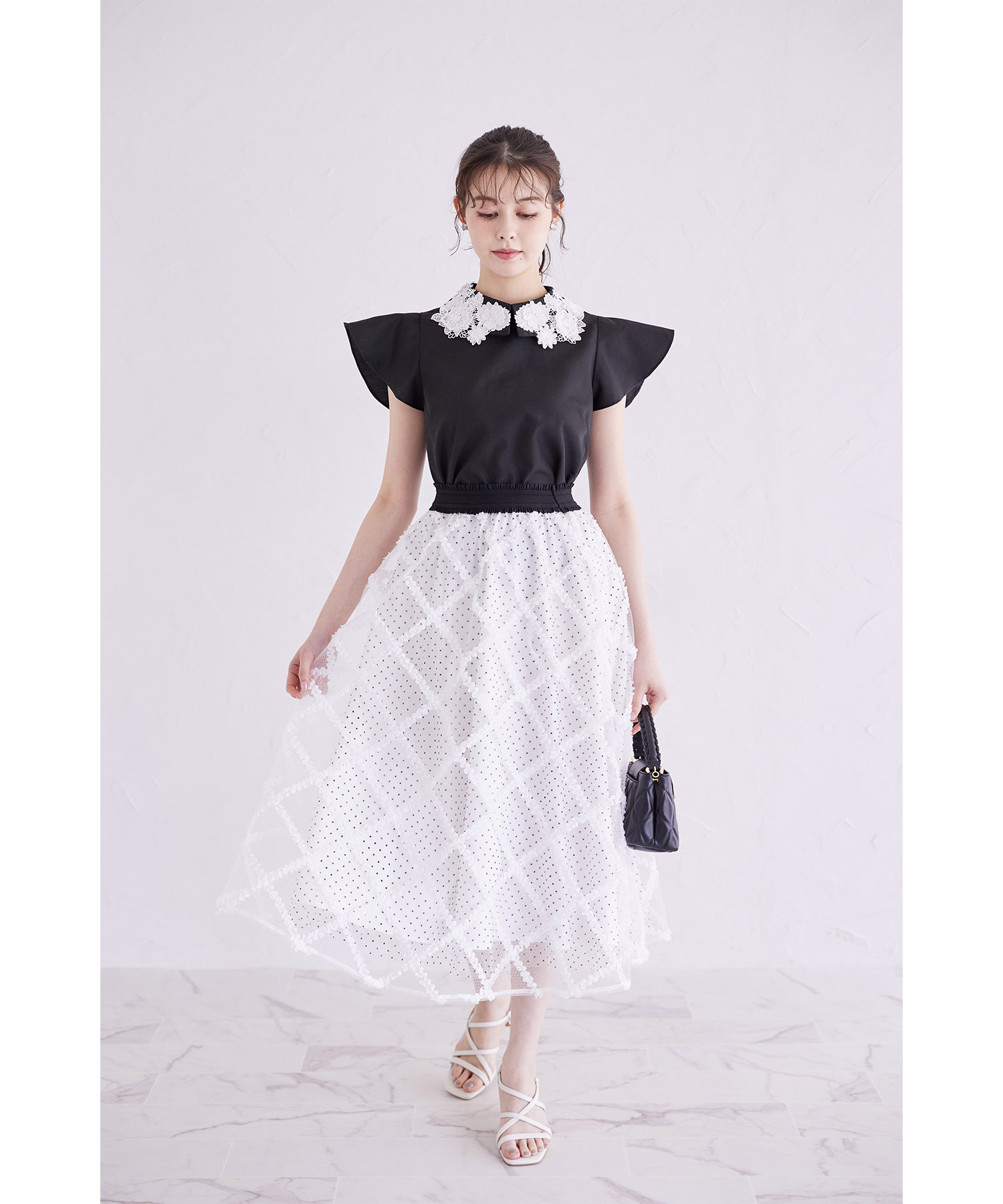 フラワーモチーフ襟付き綿混ブラウス