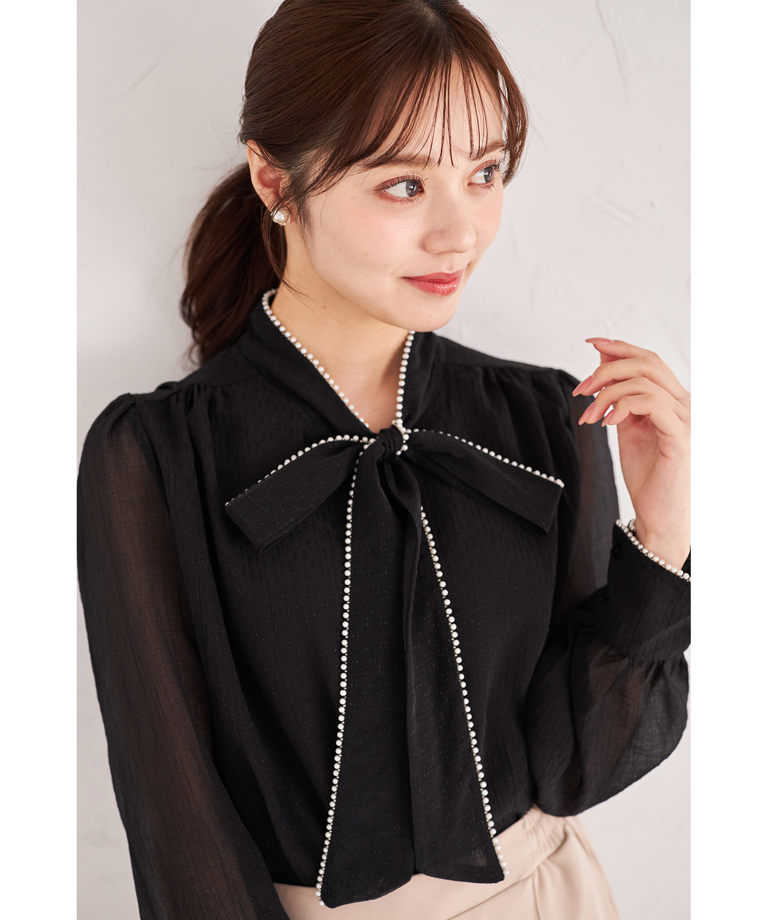 パール付きボウタイリボンシアーブラウス