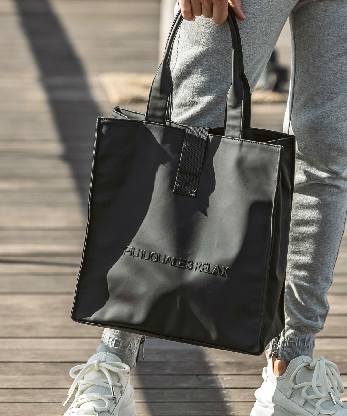 1PIU1UGUALE3 RELAX - シンセティックレザートートバッグ | バック