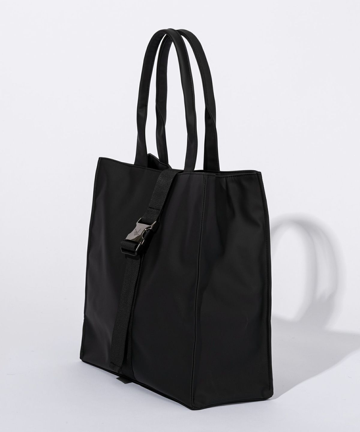 1PIU1UGUALE3 RELAX - シンセティックレザートートバッグ | バック