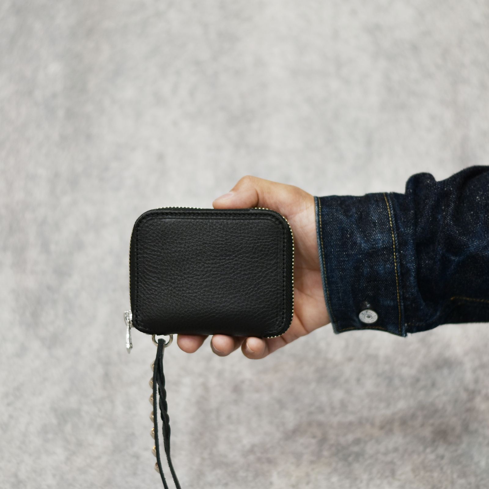 CALEE - PLANE LEATHER ZIP MULTI WALLET ＜STUDS CHARM＞ (BLACK