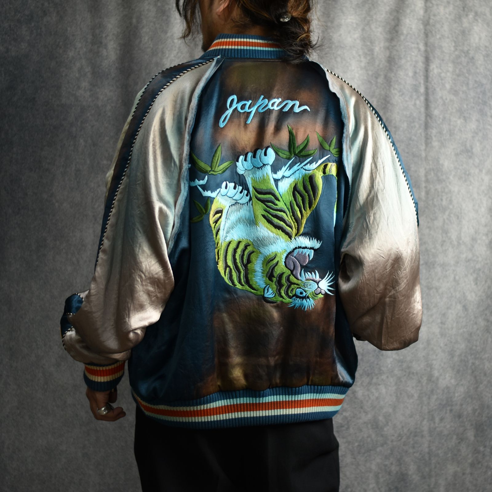 el conductorH - UPSIDEDOWN TIGER EMBROIDERED AGED SOURVENIR JKT