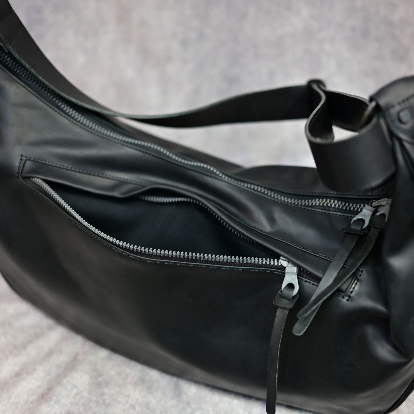 ISAMU KATAYAMA BACKLASH - GUIDI オイルカーフ バナナバッグ ラージ