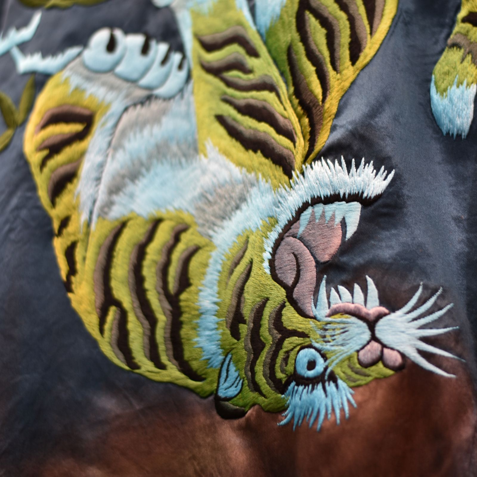 el conductorH - UPSIDEDOWN TIGER EMBROIDERED AGED SOURVENIR JKT