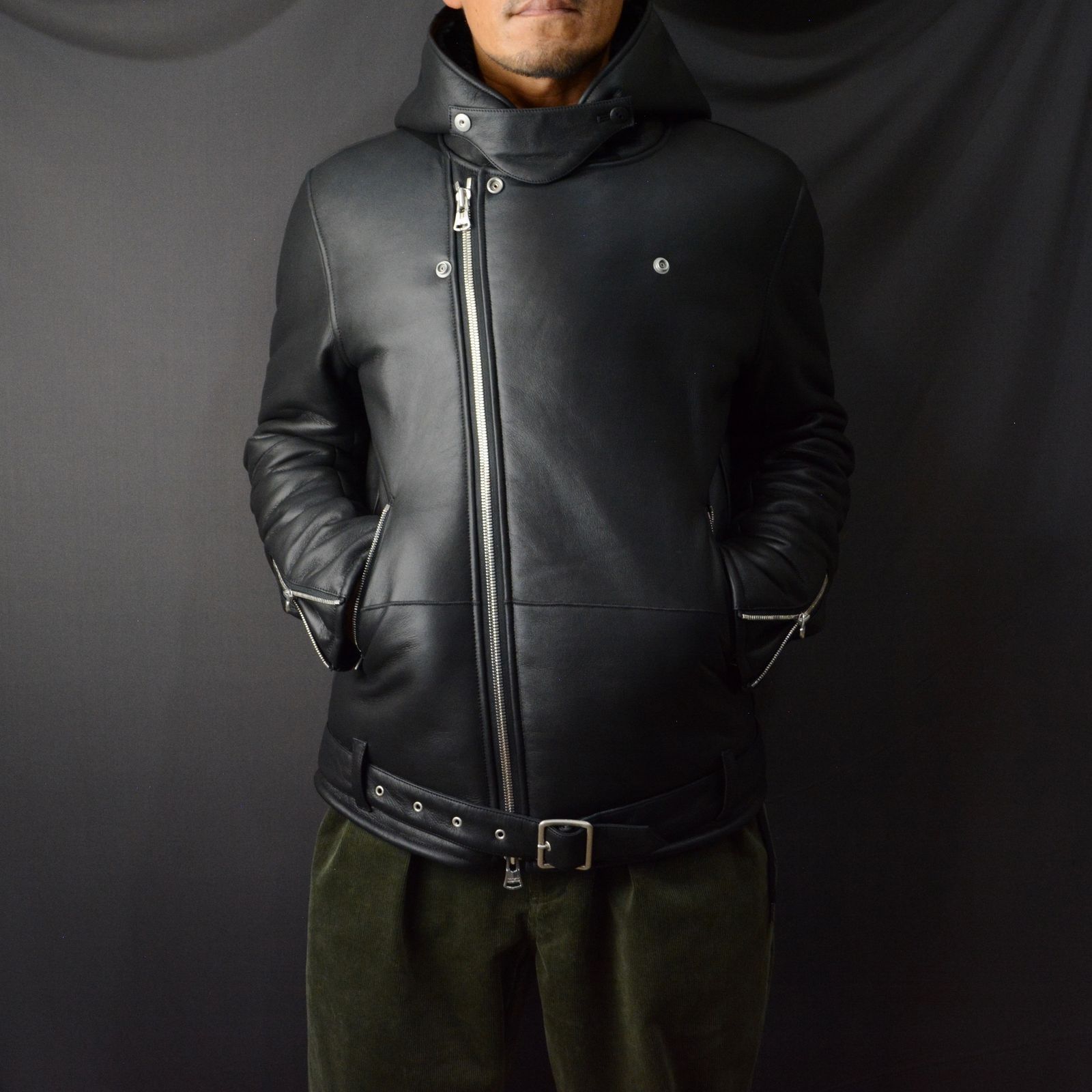 ISAMU KATAYAMA BACKLASH - ムートン フーディーブルゾン （BLACK