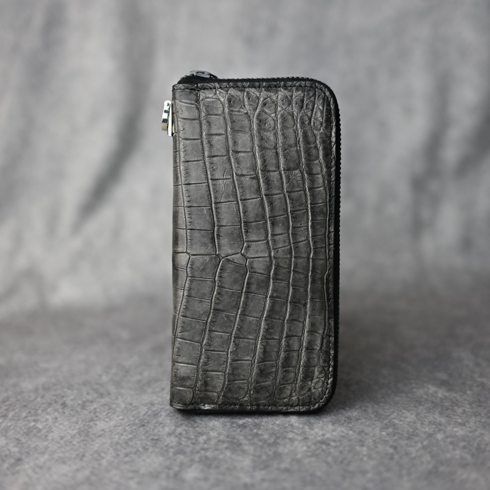 ISAMU KATAYAMA BACKLASH - クロコ墨染 ラウンドジップ 財布 (GRAY