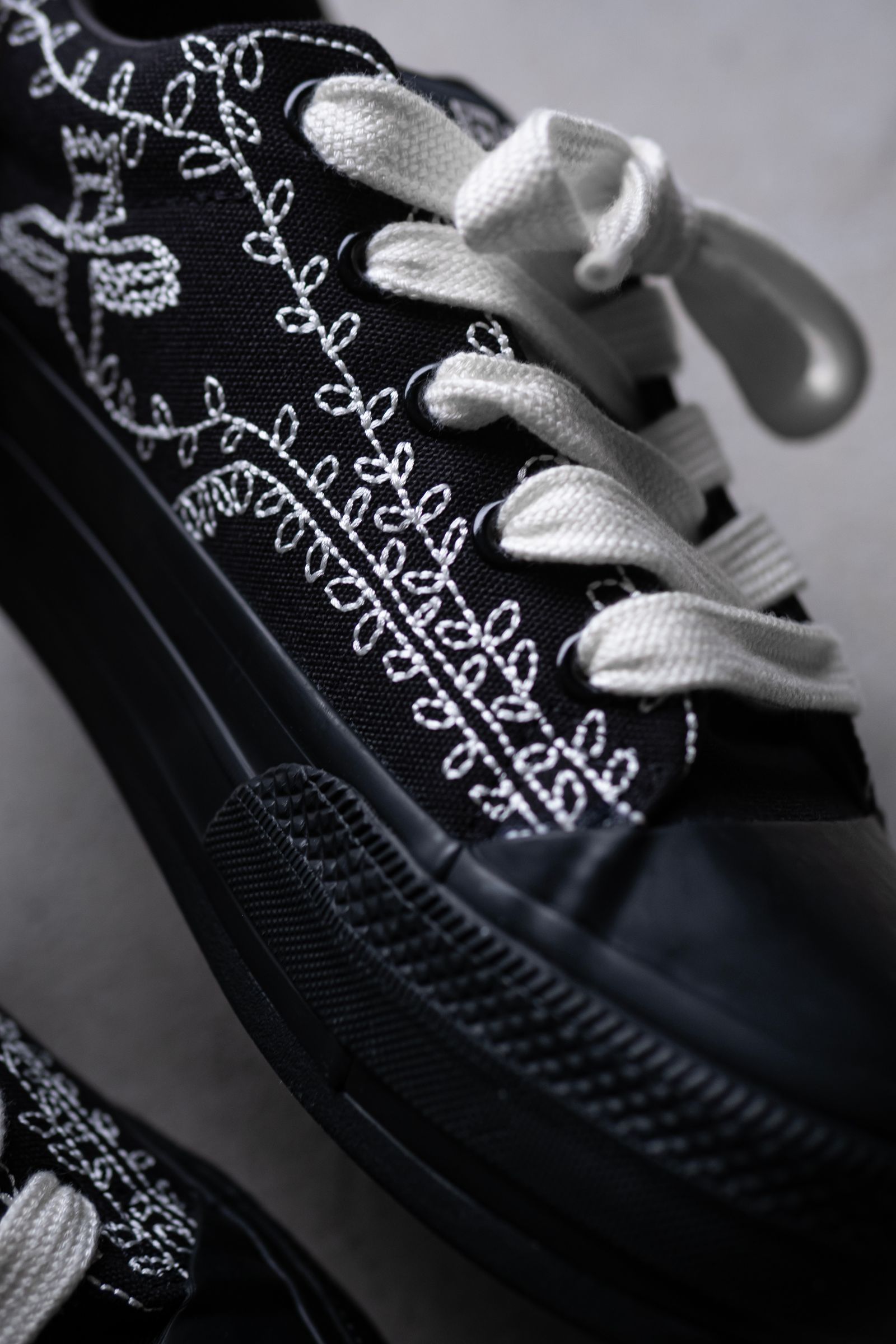 SHINYAKOZUKA - PICTURESQUE ANTIQUE SNEAKER WITH CONVERSE / BLACK