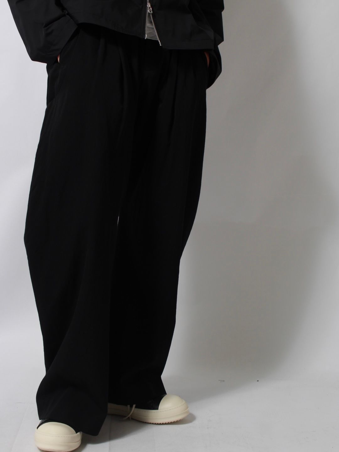 NVRFRGT - 【25SS】2タック カーブド レッグ トラウザー / 2TUCK