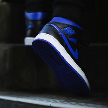 国内1月1日発売予定】 ナイキ エアジョーダン1 ミッド 