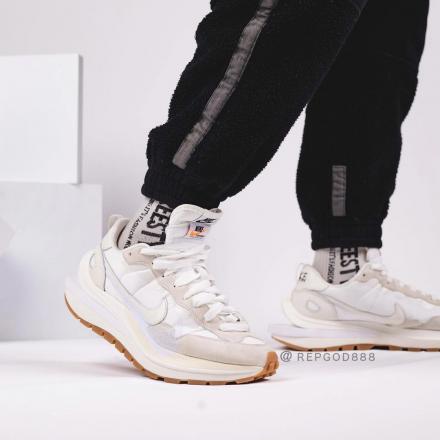 国内3月10日発売予定】サカイ × ナイキ ヴェイパーワッフル ホワイト