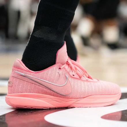 国内8月1日発売予定】 ナイキ レブロン 20 EP ピンクゲイズ