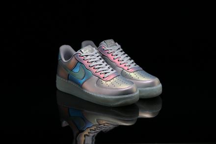 国内5月3日発売予定】 ナイキ エアフォース1 '07 LV8 イリディセント