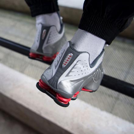 国内販売開始/国内3月20日発売予定】 ナイキ ショックス R4 全2色