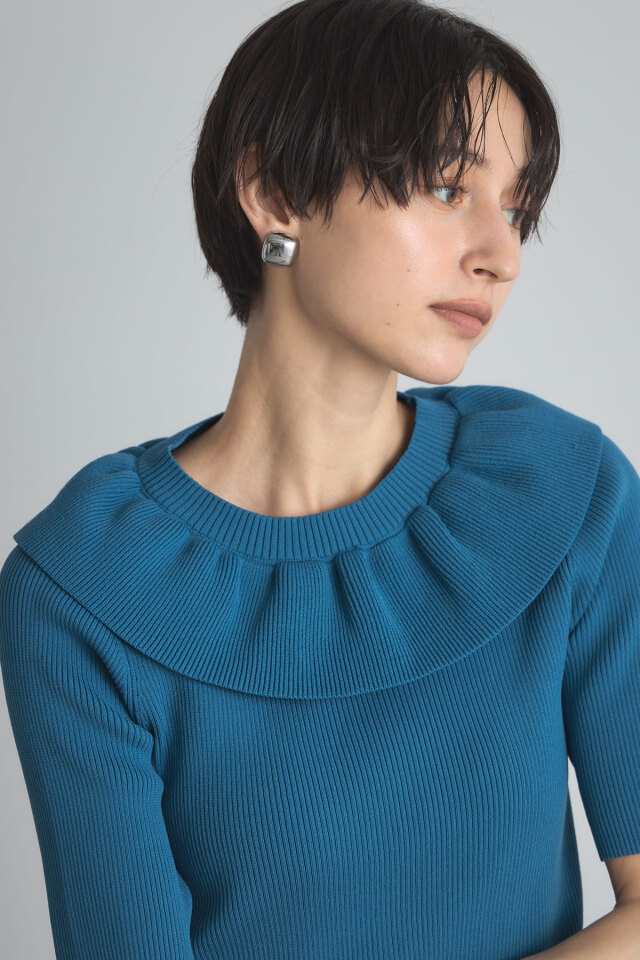 フリルネックニットプルオーバー