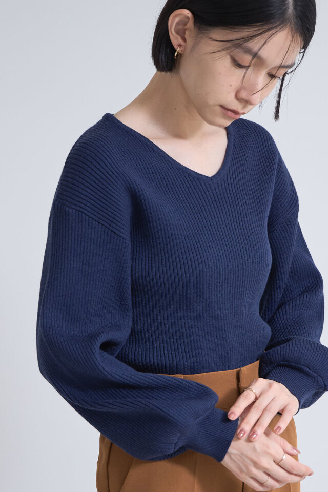 Vネックボリュームスリーブニット※一部店舗のみ入荷