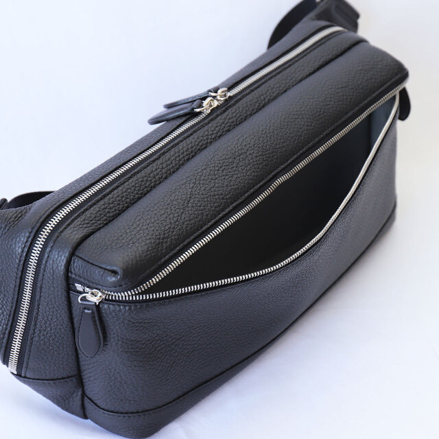 収納力を重視した大きめ撥水レザーボディバッグ・日本製高級バッグ