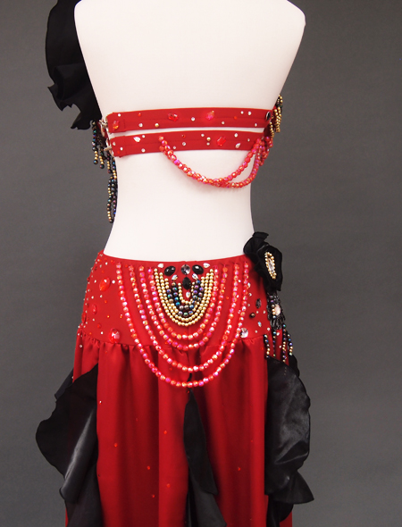 ベリーダンス衣装】赤x黒のゴージャスなコスチューム！珍しい連なる