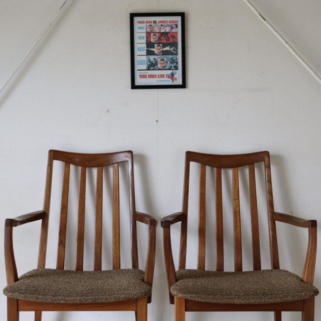 肘掛けつきの贅沢に身を委ねる。G-planジープラン・ダイニングチェア