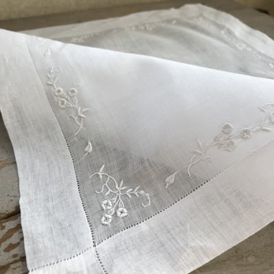 E-921 フランスアンティーク刺繍ハンカチ ホワイトワーク手刺繍リネン