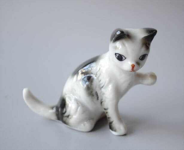 ドイツから 手招きするネコ 陶器のオブジェ ディスプレイ 置物