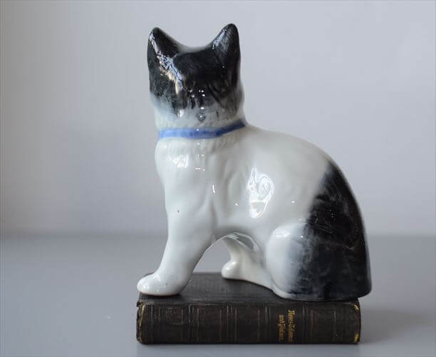 フランスから すこし上目なかわいいネコ オブジェ 白磁器 猫 キャット