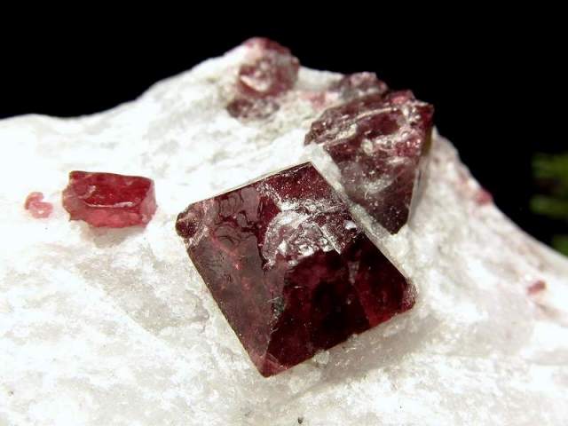 1個売り ガーネット結晶原石 母岩付き 最大幅約60mm-100mm前後 純白と