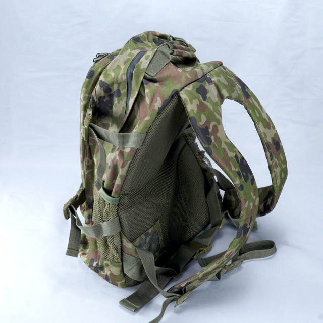 自衛隊仕様の迷彩柄デイバッグ（リュックサック）