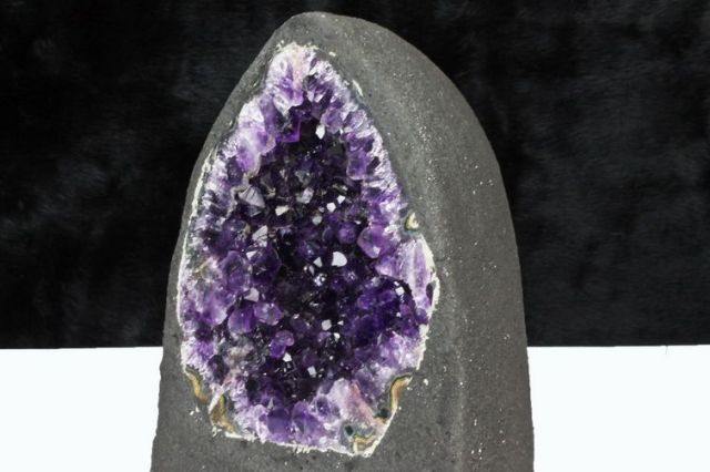 1.9Kgブラジル産アメジストドーム [t466-1817]
