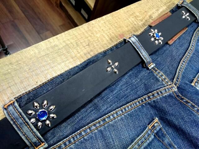 栃木レザー スタッズベルト フラワーシンプルデザイン