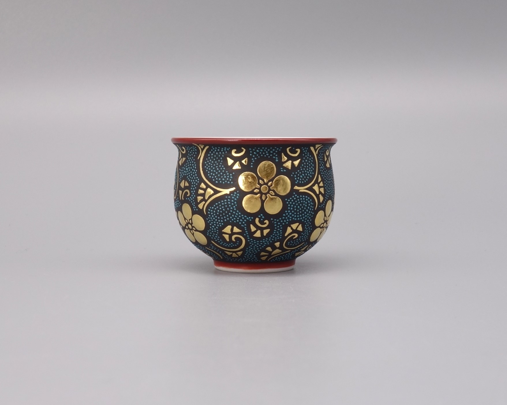 ぐい呑 盛金渦打青粒梅鉢唐草文 [ 三代 仲田錦玉 ]