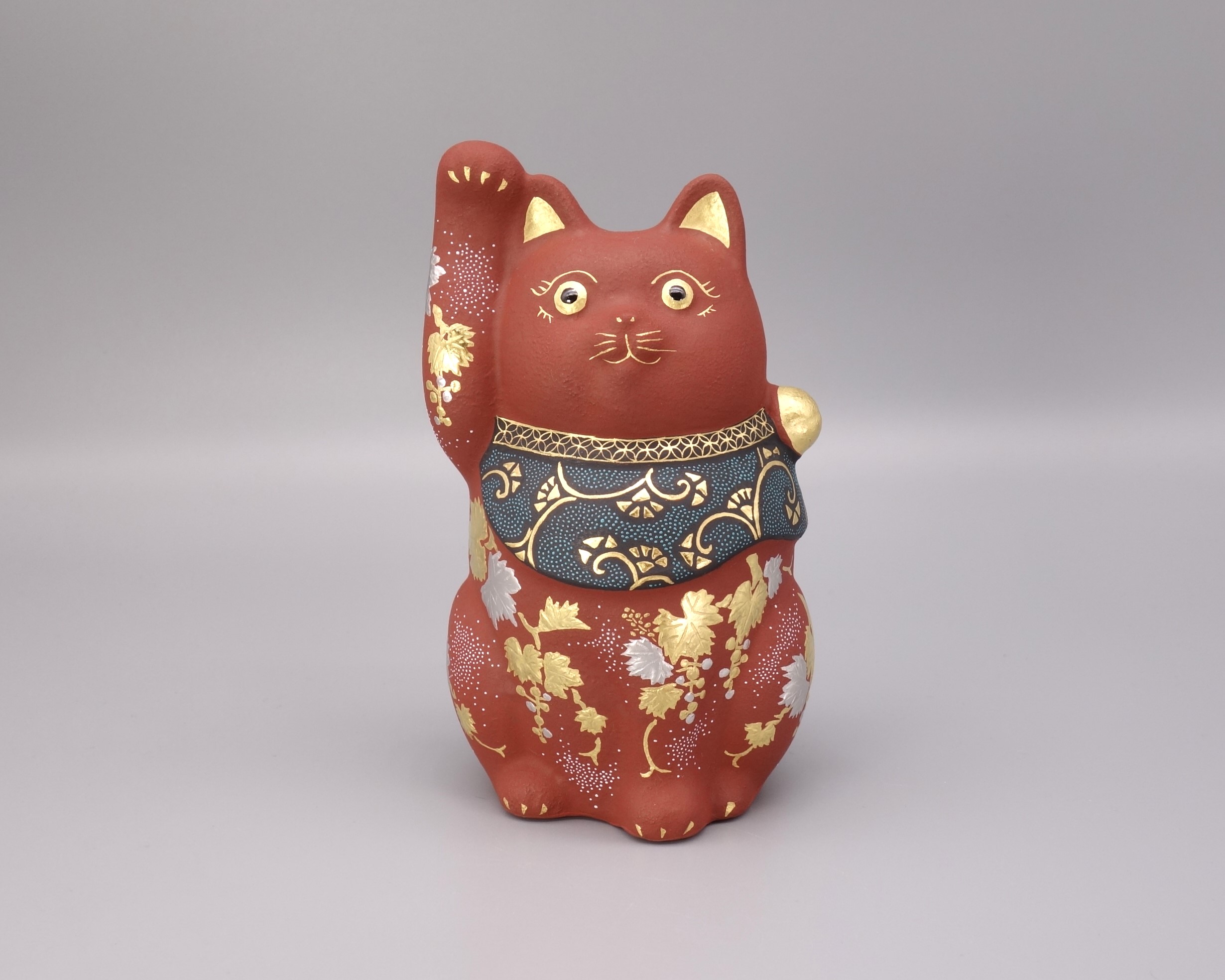 4.8号招猫（右手上げ） 朱地白金盛渦打青粒葡萄図（台・木札付