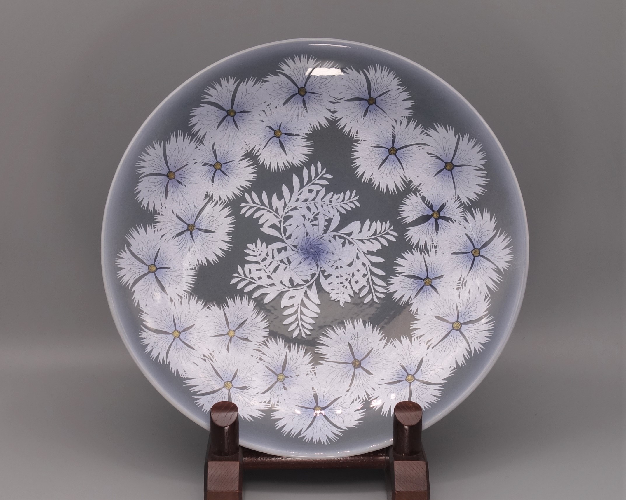 10号飾皿 墨地紫苑釉裏銀彩撫子文 [ 中田一於 ]