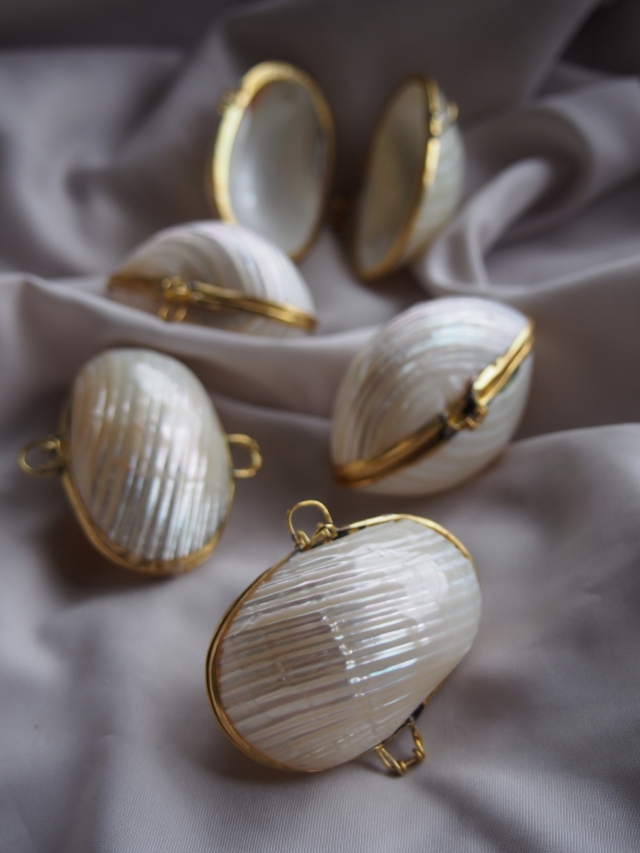 貝殻の小物入れ-マルサザエ真珠磨き-【4cm前後/1個】 En: Shell coin