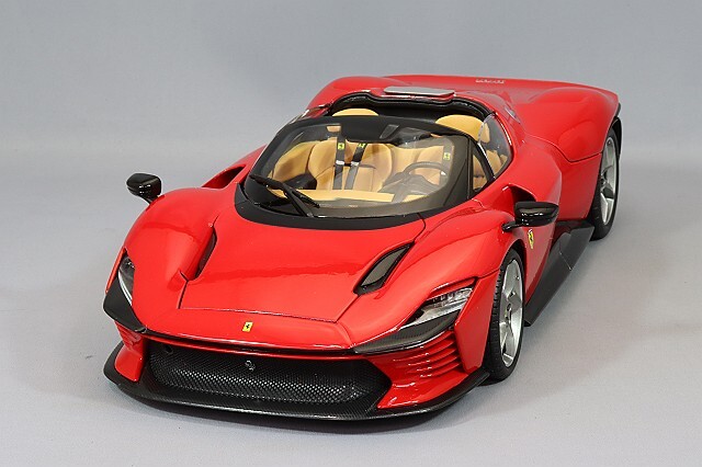 ブラゴ 1/18 フェラーリ デイトナ SP3 クローズルーフ 2022 レッド