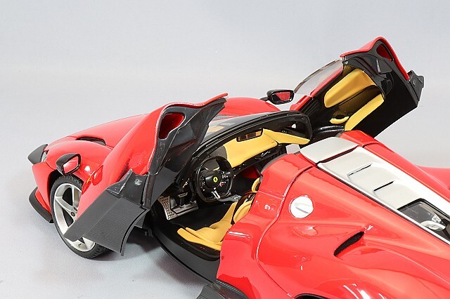 ブラゴ 1/18 フェラーリ デイトナ SP3 クローズルーフ 2022 レッド