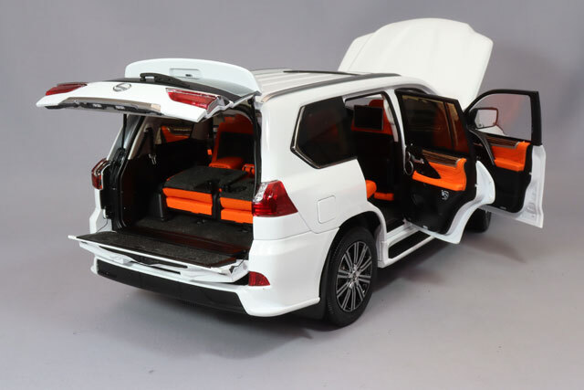 LCDモデル 1/18 レクサス LX570 ホワイト