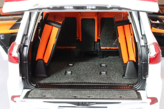 LCDモデル 1/18 レクサス LX570 ホワイト