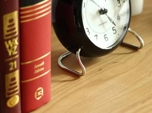 アルネ・ヤコブセン STATION（ステーション） テーブルクロック｜北欧