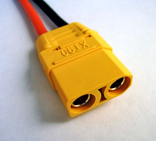 XT90コネクターメス／4mmゴールドコネクターメス用変換充電ケーブル