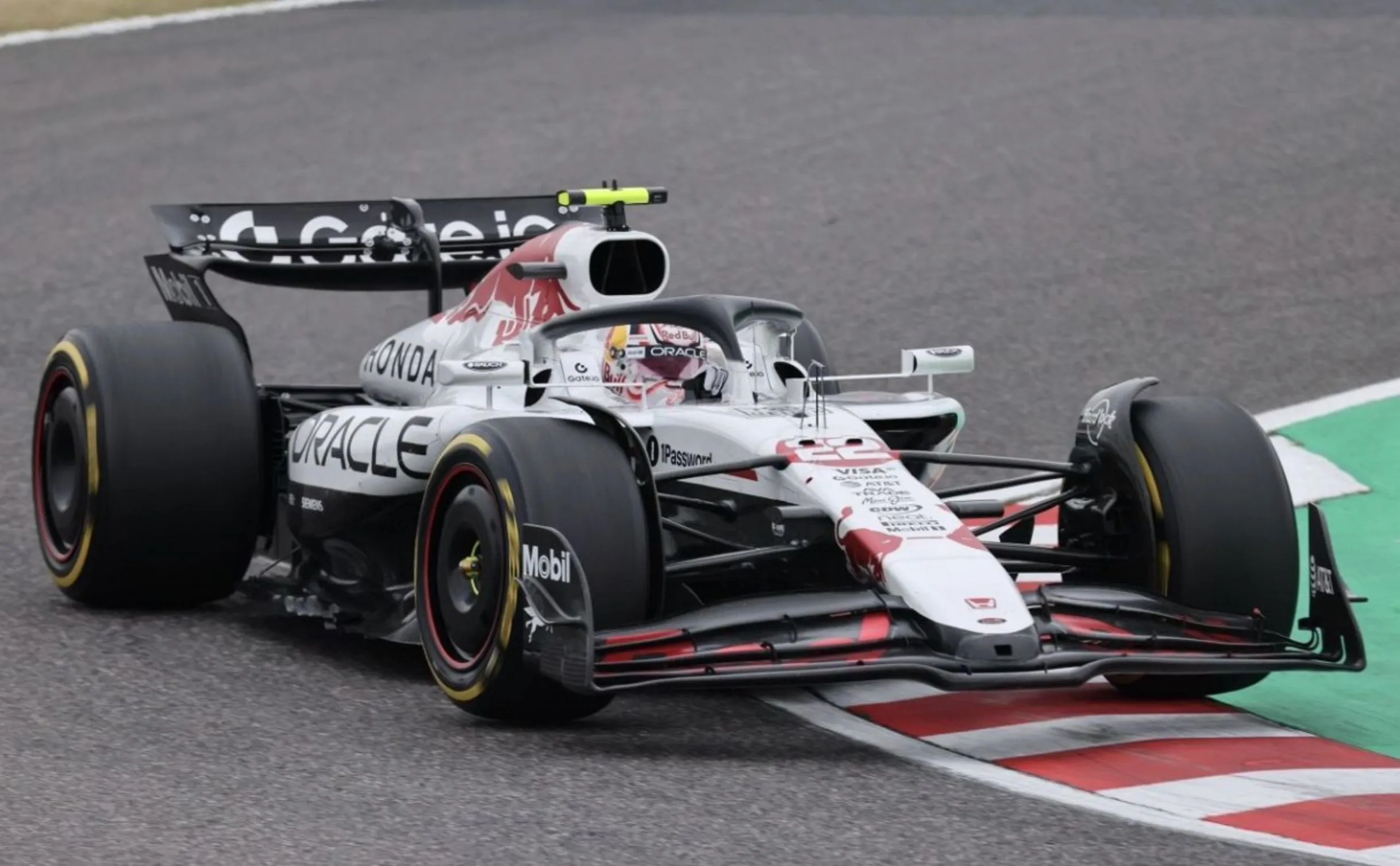 予約] スパーク 1/12 レッドブル RB21 日本GP 2025 角田裕毅 集合写真