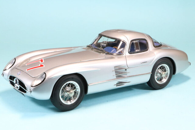 CMC 1/18 メルセデスベンツ 300 SLR クーペ 1955 シルバー/レッド