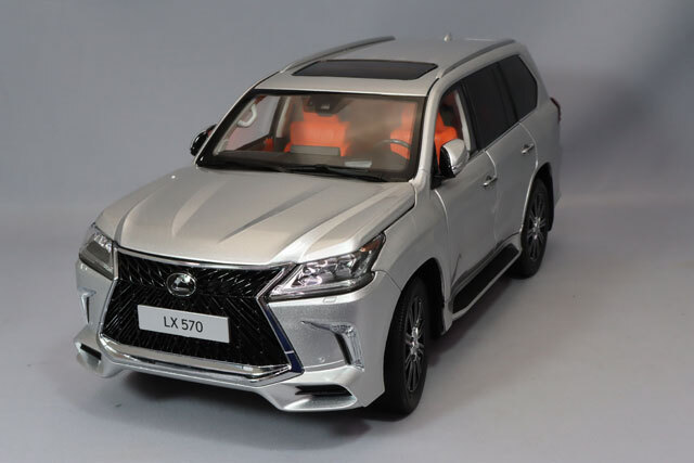LCDモデル 1/18 レクサス LX570 シルバー