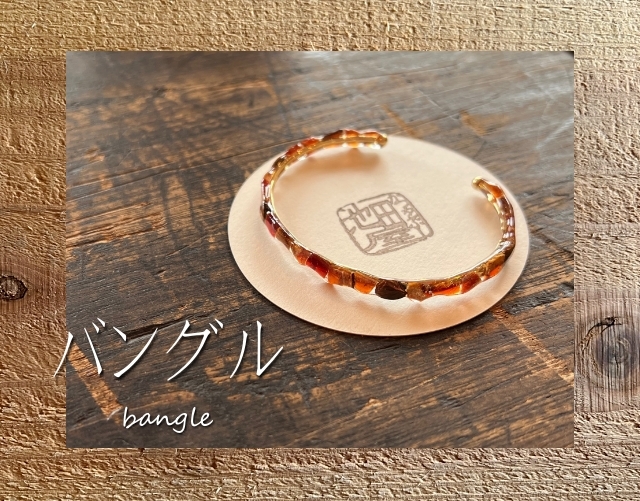 鰹節のカケラを閉じ込めた「かつをぶしアクセサリー」【ギフト・贈答品】