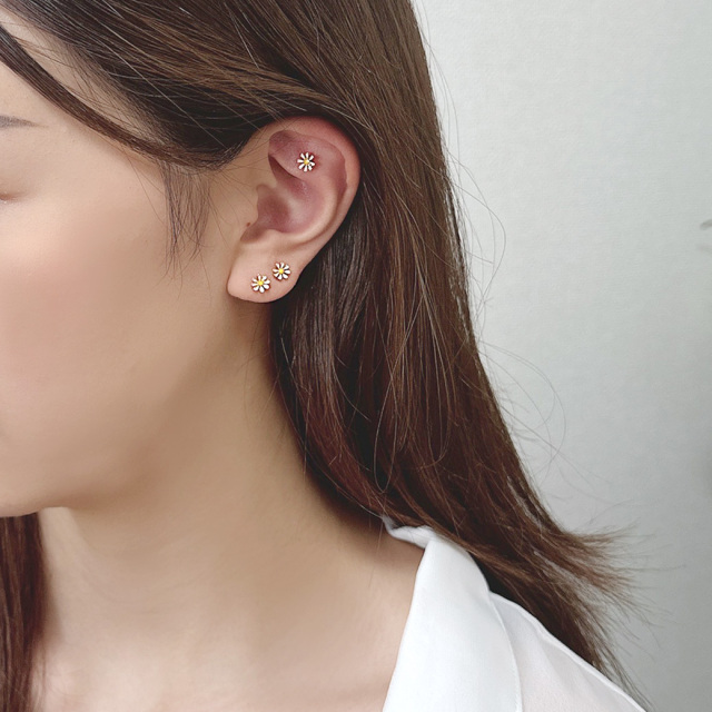 16G ］並べて付けてもかわいい ホワイト フラワー ラブレット トラガス