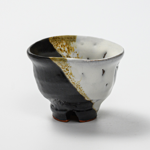 萩焼(伝統的工芸品)ぐい呑掛分け(鬼白竹＆黒釉)井戸形猪口