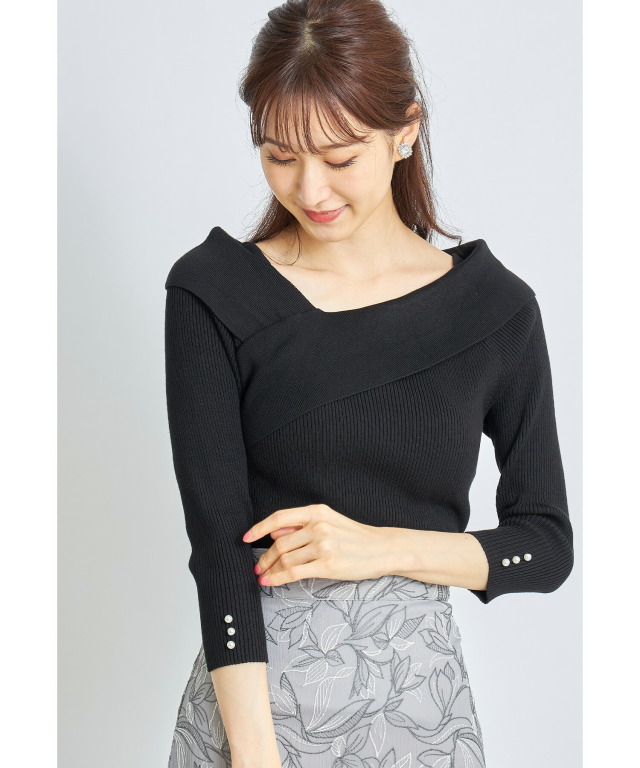 レディ感とセクシーさを併せ持つ袖口パール付きアシメリブニットプル