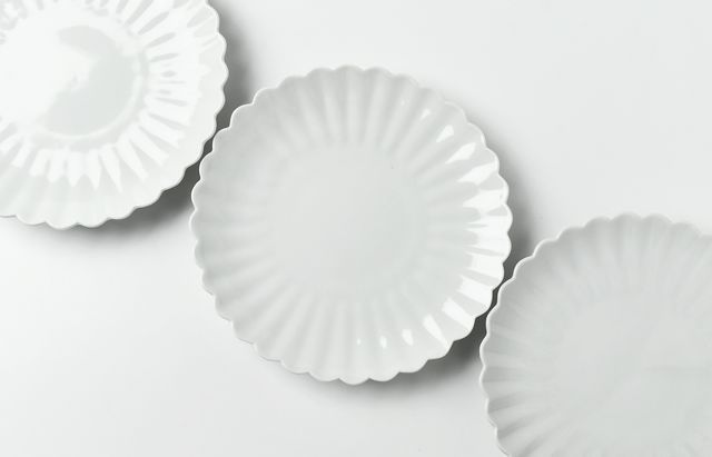 水野克俊 2 白磁輪花5寸皿 ｜ 暮らしのうつわ花田 和食器 通販