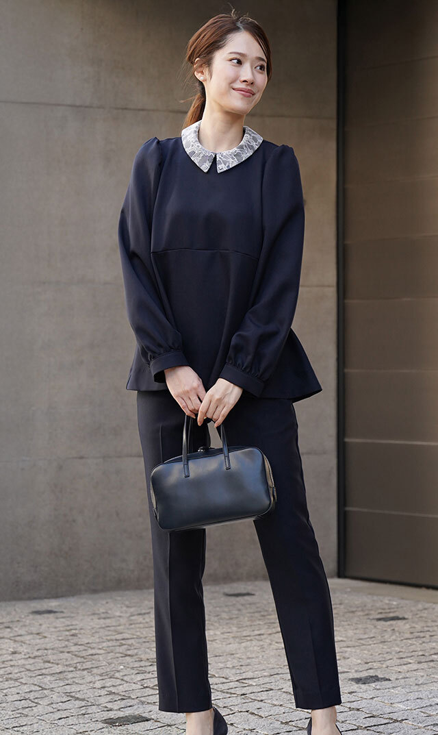 上品に華やぐレース襟と清楚なクルーネックの2way仕様 “襟取り外し可能