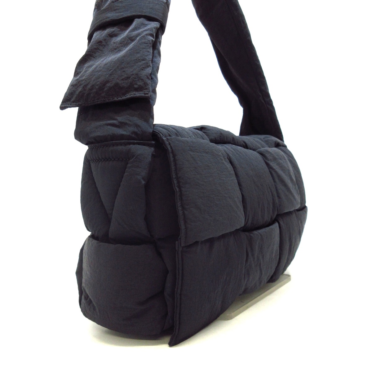 ボッテガヴェネタ/ショルダーバッグ/ザ・パデッド テック カセット/黒